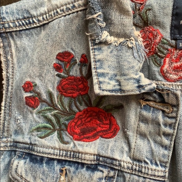 Denim vest with rose patches - Picture 4 of 11